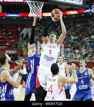 Shanghai, Cina. 5 Sep, 2019. Cedi Osman (parte superiore) della Turchia va al cestello durante il gruppo e corrispondenza tra la Turchia e la Repubblica ceca al 2019 FIBA World Cup a Shanghai in Cina orientale, sul Sett. 5, 2019. Credito: Ding Ting/Xinhua/Alamy Live News Foto Stock