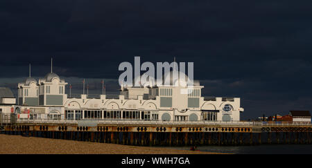 Drammatica della luce della sera illumina South Parade Pier, Southsea, Portsmouth, Hampshire, Inghilterra, Regno Unito Foto Stock