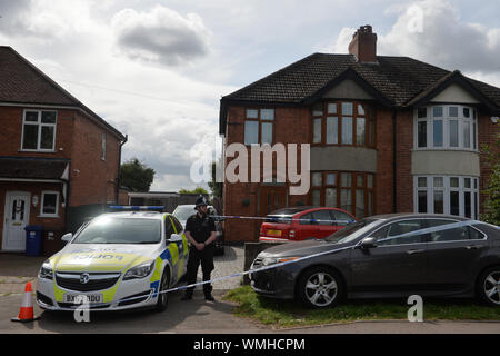 Nota: targa disturbato da PA immagine scrivania la polizia al di fuori di una casa in Burton-on-Trent in Staffordshire dopo i corpi di un uomo e una donna sono stati trovati. Foto Stock