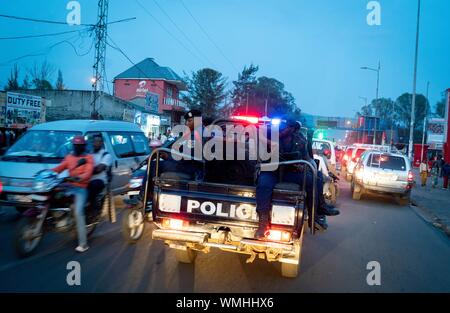 Goma, Congo. 04 Sep, 2019. Fortemente poliziotti armati di guida attraverso il megacity di Goma. Nel nord della Repubblica Democratica del Congo e a Goma, una città con oltre un milione di abitanti, la malattia virale altamente contagiosa che colpisce il virus Ebola è combattuta. Credito: Kay Nietfeld/dpa/Alamy Live News Foto Stock