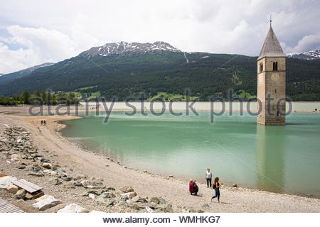 Un colpo del lago di Resia in Alto Adige famoso per la chiesa il campanile che ora è tutto ciò che può essere visto in città, che una volta che esisteva Foto Stock