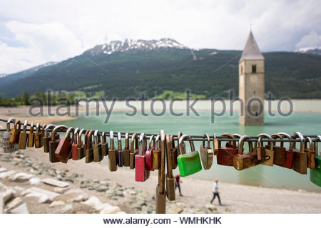 Un colpo del lago di Resia in Alto Adige famoso per la chiesa il campanile che ora è tutto ciò che può essere visto in città, che una volta che esisteva Foto Stock