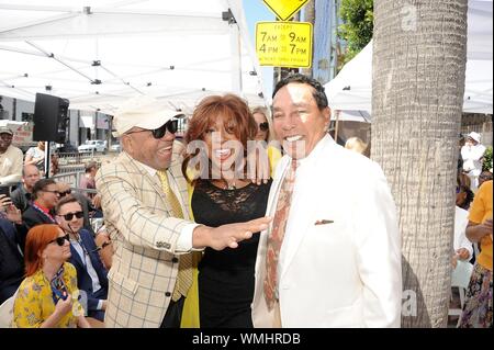 Los Angeles, CA. 4 Sep, 2019. Smokey Robinson, Berry Gordy Jr., Maria Wilson alla cerimonia di investitura postuma per la stella sulla Hollywood Walk of Fame per Jackie Wilson, Hollywood Boulevard, Los Angeles, CA il 4 settembre 2019. Credito: Michael Germana/Everett raccolta/Alamy Live News Foto Stock