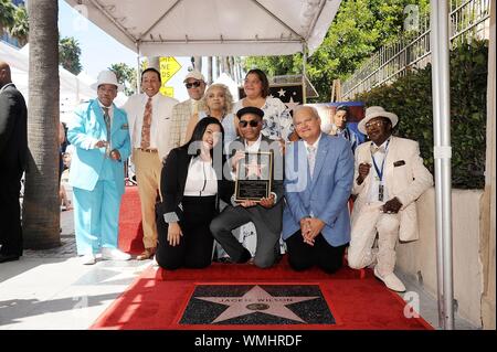 Los Angeles, CA. 4 Sep, 2019. Marshall Thompson, Smokey Robinson, Berry Gordy Jr., Rana Ghadban, Jackie famiglia Wilson, Jeff Zarrinnam alla cerimonia di investitura postuma per la stella sulla Hollywood Walk of Fame per Jackie Wilson, Hollywood Boulevard, Los Angeles, CA il 4 settembre 2019. Credito: Michael Germana/Everett raccolta/Alamy Live News Foto Stock