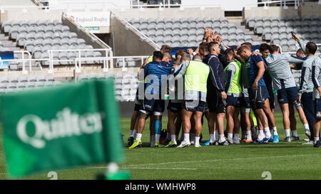 Newcastle, Regno Unito. 05 Sep, 2019. NEWCASTLE UPON TYNE, Inghilterra. Settembre 5th Italia giocatori insieme durante l Italia del capitano di eseguire presso il St James Park, Newcastle upon Tyne Il giovedì 6 settembre 2019 (credito: Chris Lishman | MI News) Credito: MI News & Sport /Alamy Live News Foto Stock