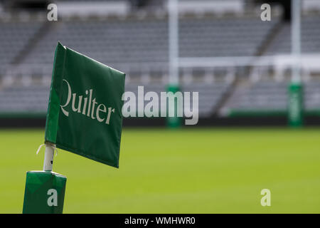 Newcastle, Regno Unito. 05 Sep, 2019. NEWCASTLE UPON TYNE, Inghilterra. Settembre 5th Quilter branding su la bandiera con posti in fondo alla fine Gallowgate durante l Italia del capitano di eseguire presso il St James Park, Newcastle upon Tyne Il giovedì 6 settembre 2019 (credito: Chris Lishman | MI News) Credito: MI News & Sport /Alamy Live News Foto Stock