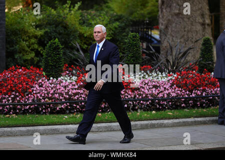 Noi Vice Presidente Mike Pence arriva a Downing Street, Londra per un incontro con il Primo Ministro Boris Johnson. Foto Stock