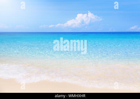 Il paradiso tropicale con spiaggia di sabbia bianca e il mare cristallino Foto Stock