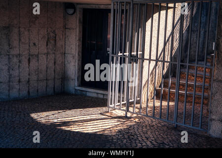 Porta chiusa con grate in metropolitana Foto Stock