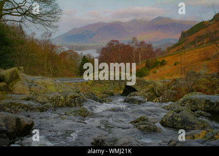 Ashness ponte che si affaccia Derwent acqua, uno dei più fotografati panorami nel lago quartiere cumbria Foto Stock