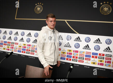 Amburgo, Germania. 05 Sep, 2019. Calcio: squadra nazionale, conferenza stampa Germania prima del campionato europeo match di qualificazione Germania - Paesi Bassi nel Volksparkstadion. Toni Kroos assiste la conferenza stampa conclusiva. Credito: Christian Charisius/dpa/Alamy Live News Foto Stock