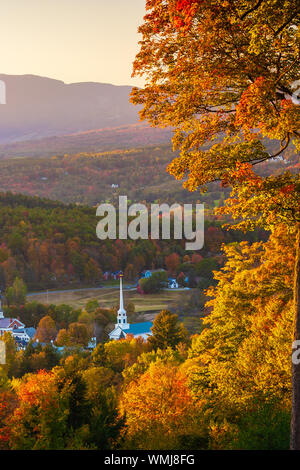 Affacciato su un tranquillo New England comunità la chiesa ed il villaggio in un autunno tramonto, Stowe Vermont, USA Foto Stock