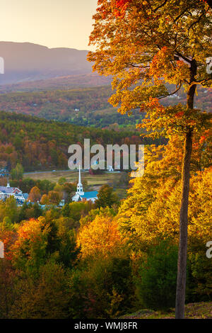 Affacciato su un tranquillo New England comunità la chiesa ed il villaggio in un autunno tramonto, Stowe Vermont, USA Foto Stock