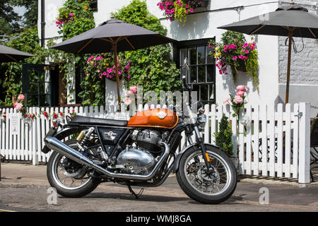 Royal Enfield Inteceptor Motorcycle, 47bhp/38lb FT doppia verticale raffreddata ad aria e olio, fotografo nel sud-ovest di Londra, Inghilterra, Regno Unito Foto Stock