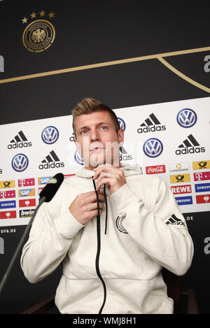 Amburgo, Germania. 05 Sep, 2019. Calcio: squadra nazionale, conferenza stampa Germania prima del campionato europeo match di qualificazione Germania - Paesi Bassi nel Volksparkstadion. Toni Kroos siede alla conferenza stampa conclusiva. Credito: Christian Charisius/dpa/Alamy Live News Foto Stock