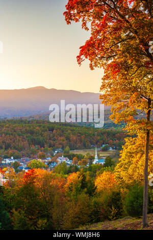 Affacciato su un tranquillo New England comunità la chiesa ed il villaggio in un autunno tramonto, Stowe Vermont, USA Foto Stock