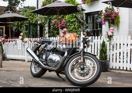 Royal Enfield Inteceptor Motorcycle, 47bhp/38lb FT doppia verticale raffreddata ad aria e olio, fotografo nel sud-ovest di Londra, Inghilterra, Regno Unito Foto Stock