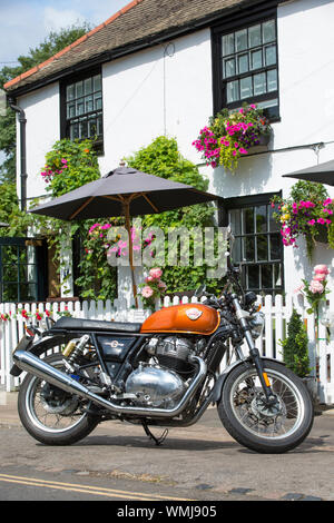 Royal Enfield Inteceptor Motorcycle, 47bhp/38lb FT doppia verticale raffreddata ad aria e olio, fotografo nel sud-ovest di Londra, Inghilterra, Regno Unito Foto Stock