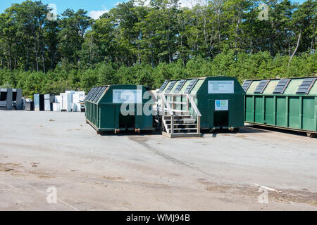 Singolo flusso di contenitori di riciclaggio in discarica con apparecchi frigoriferi incl. oltre Foto Stock