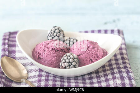 Ciotola di blackberry lavanda di gelati Foto Stock