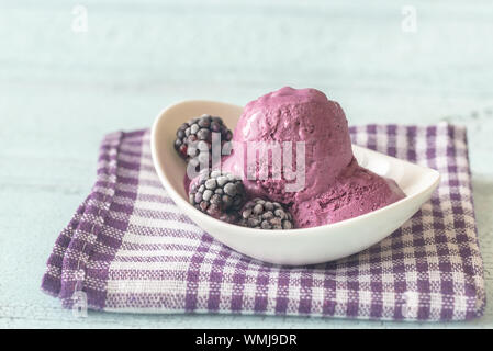 Ciotola di blackberry lavanda di gelati Foto Stock