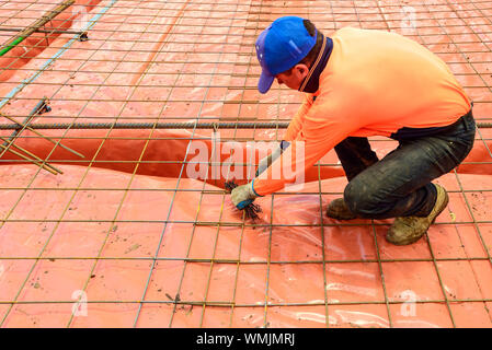 Australian builder esecuzione di fissaggio in acciaio lavora per una nuova casa suburbana Foto Stock