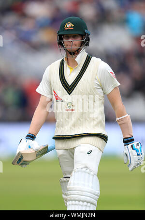 Australia Steve Smith passeggiate fuori dal campo a pranzo durante il giorno due della quarta prova di ceneri a Emirates Old Trafford, Manchester. Foto Stock