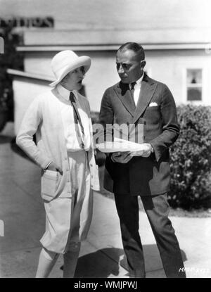 Direttore di Erich von Stroheim e MAE MURRAY candide sul set per filmare la Vedova allegra 1925 film muto dall'operetta di Franz LEHAR Un Erich von Stroheim produzione per la Metro Goldwyn Mayer Foto Stock