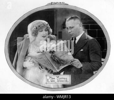 Direttore di Erich von Stroheim e MAE MURRAY candide sul set per filmare la Vedova allegra 1925 film muto dall'operetta di Franz LEHAR Un Erich von Stroheim produzione per la Metro Goldwyn Mayer Foto Stock