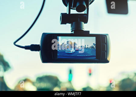 Cruscotto telecamera in azione installata sul parabrezza per auto Foto Stock