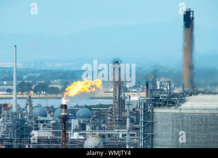 Bruciatore a fiamma viva di gas di masterizzazione di stack a Grangemouth raffineria di petrolio, Scozia Foto Stock