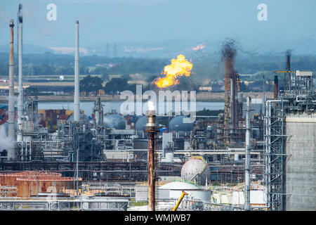 Bruciatore a fiamma viva di gas di masterizzazione di stack a Grangemouth raffineria di petrolio, Scozia Foto Stock