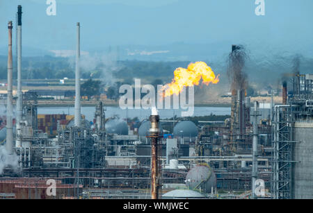 Bruciatore a fiamma viva di gas di masterizzazione di stack a Grangemouth raffineria di petrolio, Scozia Foto Stock