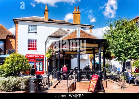 Caffè costa al di fuori dell area con posti a sedere di accoppiamenti, St Albans Hertfordshire, Regno Unito Foto Stock