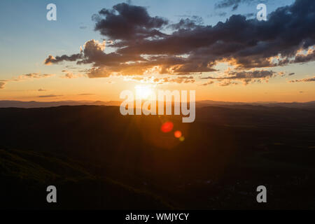Tramonto sul Monte Vitosha vicino a Sofia, Bulgaria. Vista dalla collina Kopitoto. Foto Stock