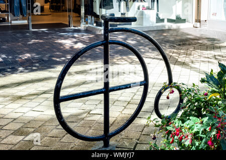 Decorative Penny Farthing bicicletta, la accoppiamenti, St Albans Hertfordshire, Regno Unito Foto Stock