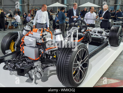 04 settembre 2019, il Land Brandeburgo, Neuhardenberg: il telaio con gli azionamenti elettrici della Porsche Taycan verrà mostrato in anteprima mondiale del gruppo automobilistico in una sala all'aeroporto di Neuhardenberg. Il 04 settembre 2019, la prima puramente elettrico modello da Zuffenhausen di Stoccarda lo celebrerà la sua première mondiale contemporaneamente su tre continenti. Esso sarà consegnato alla fine dell'anno, negli Stati Uniti farà l'inizio. Le aspettative sono elevate. Porsche, come il settore nel suo complesso, è stato criticato per il diesel scandalo e il dibattito sui divieti di circolazione e viene visto con sk Foto Stock