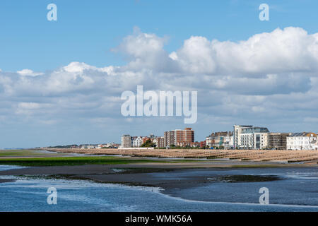 Worthing seafront durante la bassa marea in una giornata di sole guardando lungo la costa verso Bedford. Foto Stock