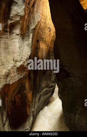 Il fiume Aare scorre attraverso un abisso scolpito dal calcare alla fine dell'era glaciale alla gola di Aare a Meiringen, Oberland Bernese, Svizzera. Foto Stock