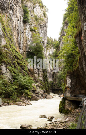 Il fiume Aare scorre attraverso un abisso scolpito dal calcare alla fine dell'era glaciale alla gola di Aare a Meiringen, Oberland Bernese, Svizzera. Foto Stock