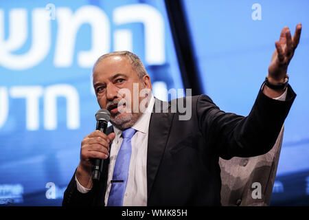 Tel Aviv, Israele. 05 Sep, 2019. L'ex Ministro della difesa di Israele Avigdor Liberman, parla in corrispondenza del canale 12 News Conferenza a Tel Aviv. Credito: Ilia Yefimovich/dpa/Alamy Live News Foto Stock