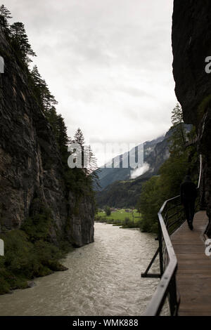 Il fiume Aare scorre attraverso un abisso scolpito dal calcare alla fine dell'era glaciale alla gola di Aare a Meiringen, Oberland Bernese, Svizzera. Foto Stock