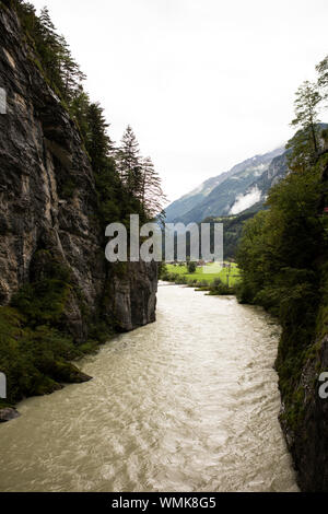 Il fiume Aare scorre attraverso un abisso scolpito dal calcare alla fine dell'era glaciale alla gola di Aare a Meiringen, Oberland Bernese, Svizzera. Foto Stock