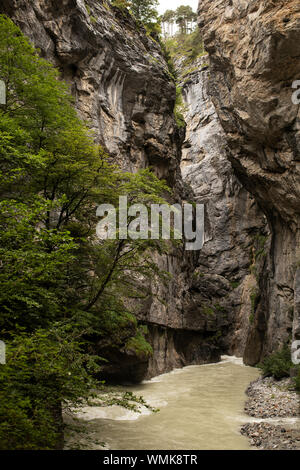 Il fiume Aare scorre attraverso un abisso scolpito dal calcare alla fine dell'era glaciale alla gola di Aare a Meiringen, Oberland Bernese, Svizzera. Foto Stock