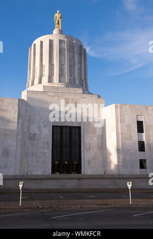 L'Oregon Pioneer, noto anche come l'Oro Uomo, statua è un otto-e-un-metà ton statua in bronzo con in finitura foglia oro che si siede in cima alla Oregon State Foto Stock