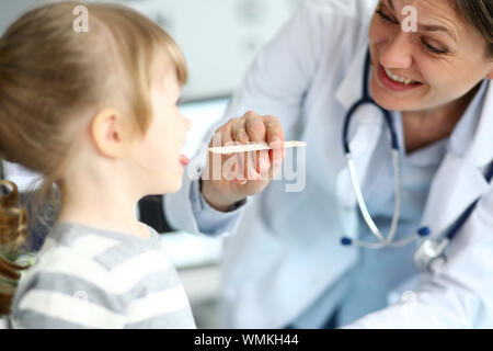 Pediatra e il piccolo paziente in clinica Foto Stock