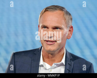 Neuhardenberg, Germania. 04 Sep, 2019. Oliver Blume, CEO di Porsche AG, parla al mondo premiere della Porsche Taycan. Credito: Patrick Pleul/dpa-Zentralbild/ZB/dpa/Alamy Live News Foto Stock