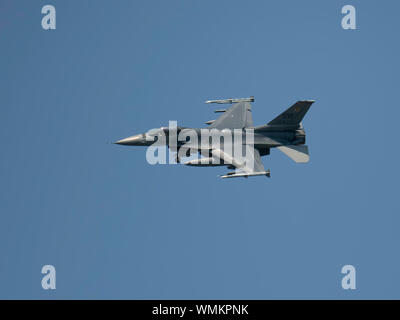 BOSSIER CITY, LA., U.S.A. - AUG. 24, 2019: U.S. Air Force F-16 Fighter vola sopra la città nel suo approccio alla Barksdale Air Force Base. Foto Stock