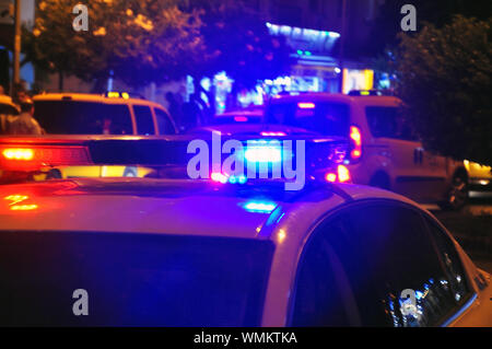 Auto della Polizia sulla strada di notte. Foto Stock