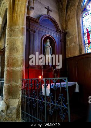 Altare laterale alla Beata Vergine Maria, all'interno di L'Eglise Saint-Germain-de-Paris, chiesa di Saint Germain, Andrésy, Francia Foto Stock